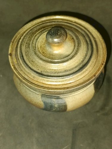 pot couvert dans le gout de la borne signature à identifier en bon etat