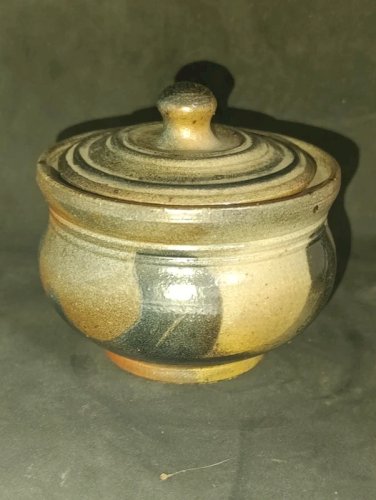 pot couvert dans le gout de la borne signature à identifier en bon etat