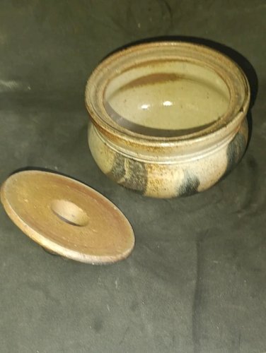 pot couvert dans le gout de la borne signature à identifier en bon etat