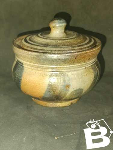 pot couvert dans le gout de la borne signature à identifier en bon etat