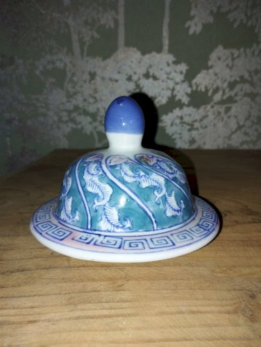 Pot couvert décoratif d’inspiration asiatique