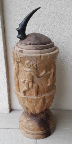 Pot couvert en bois sculpté africain