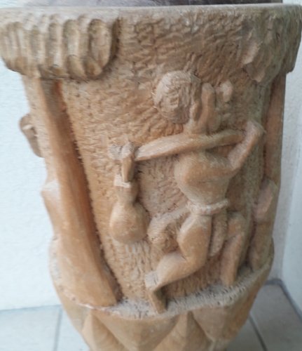 Pot couvert en bois sculpté africain