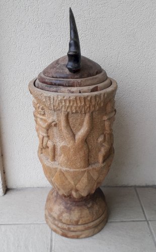 Pot couvert en bois sculpté africain