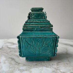 Pot couvert en céramique Chine XIXe fond vert M3963