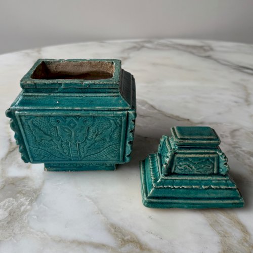 Pot couvert en céramique Chine XIXe fond vert M3963