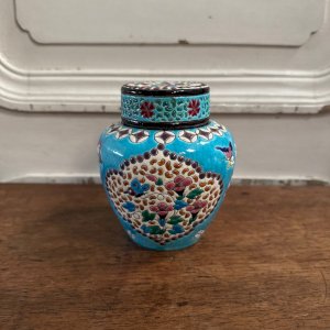 Pot couvert en émaux de Longwy décor floral et de papillons XIXe M3607