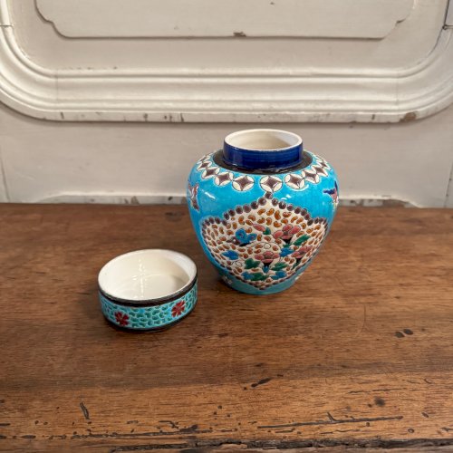 Pot couvert en émaux de Longwy décor floral et de papillons XIXe M3607