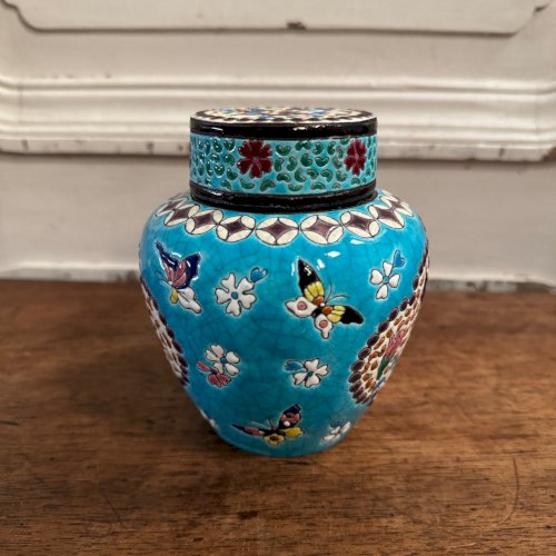 Pot couvert en émaux de Longwy décor floral et de papillons XIXe M3607