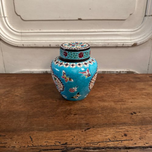 Pot couvert en émaux de Longwy décor floral et de papillons XIXe M3607