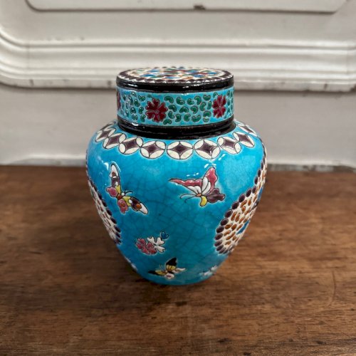 Pot couvert en émaux de Longwy décor floral et de papillons XIXe M3607