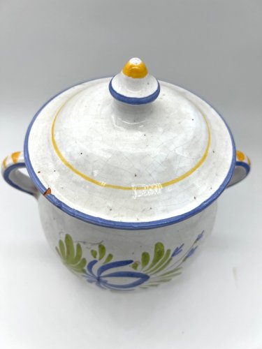 Pot couvert en faïence décor rustique – motif coq – XXe siècle