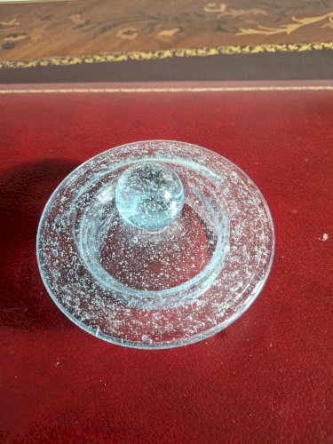 Pot couvert en verre bullé de Biot Bonbonnière pour enfants méritants
