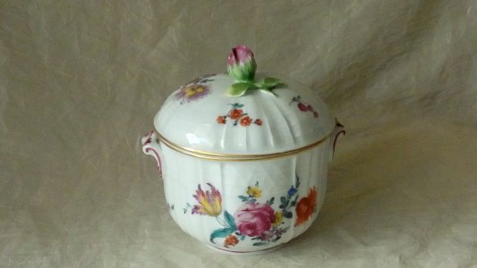 POT COUVERT PETIT BOUILLON EN PORCELAINE DE VIENNE FIN 19 éme**