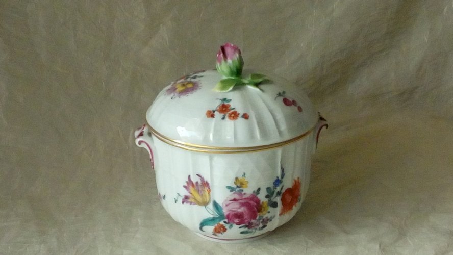 POT COUVERT PETIT BOUILLON EN PORCELAINE DE VIENNE FIN 19 éme**