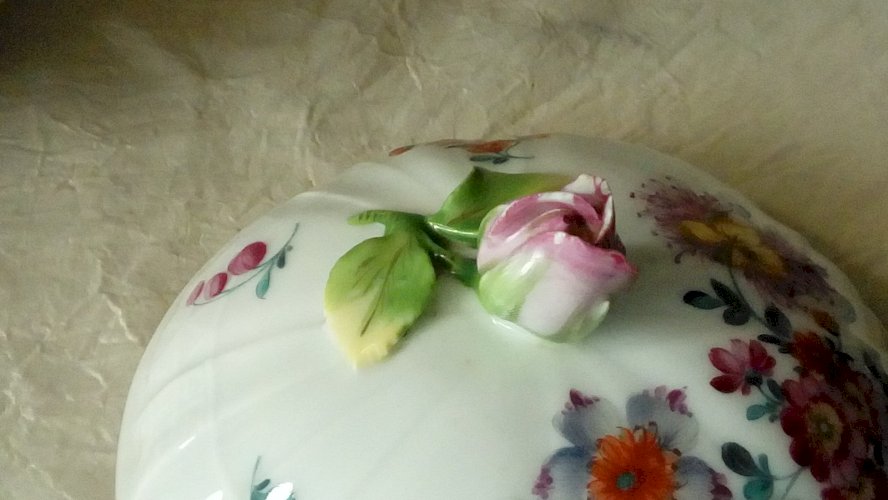 POT COUVERT PETIT BOUILLON EN PORCELAINE DE VIENNE FIN 19 éme**