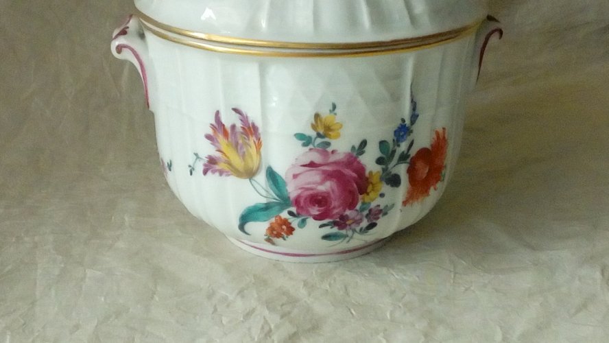 POT COUVERT PETIT BOUILLON EN PORCELAINE DE VIENNE FIN 19 éme**