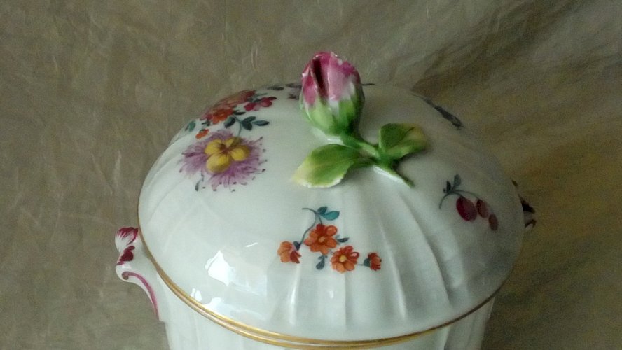 POT COUVERT PETIT BOUILLON EN PORCELAINE DE VIENNE FIN 19 éme**