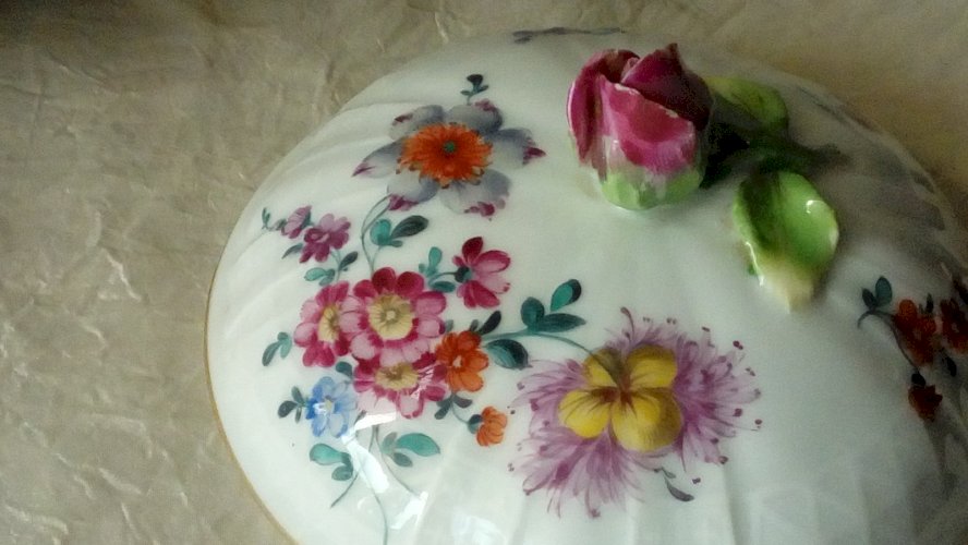 POT COUVERT PETIT BOUILLON EN PORCELAINE DE VIENNE FIN 19 éme**