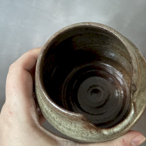 Pot couvert trou pour ustensile cuisine céramique signé MT ? MI ? à identifier