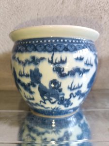 Chinese porcelain pot with dragon decoration in good condition.