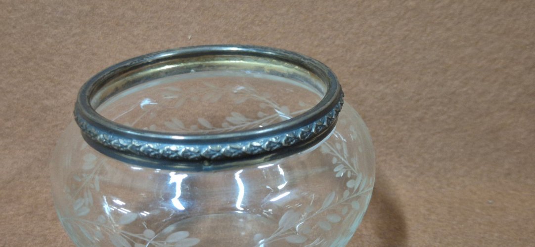POT EN VERRE ET BORDS EN ARGENT MASSIF DE 126.61 GRAMMES AU TOTAL