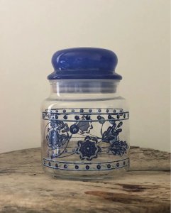 Pot en verre vintage motifs bleus en excellent état  Hauteur totale 14 cm Diamètre de la base 10 cm