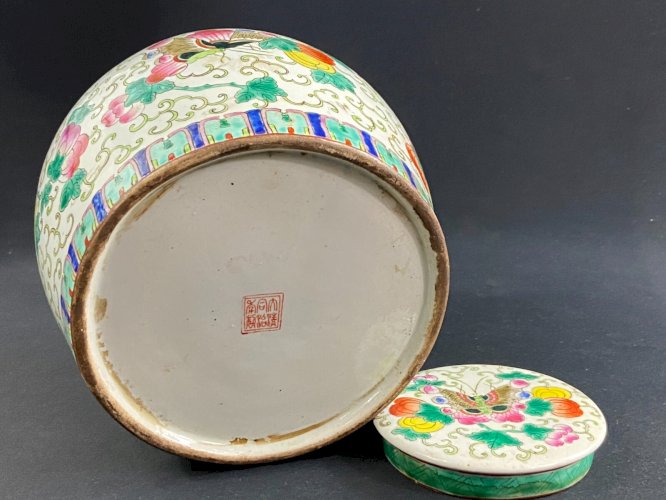 Pot gingembre en porcelaine de Chine XIXe décor floral aux papillons