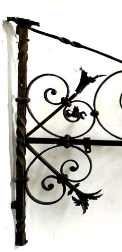 Potence d'enseigne ou de lanterne en fer forgé du XVIII siècle