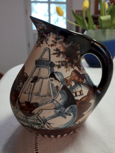 Poterie De Ciboure. Poterie de Ciboure en grès. Décor de femme basque à la fontaine avec sa cruche à eau, réalisé par Madeleine Moreau pendant la période Rodolphe Fischer - 1958 /1975 -.