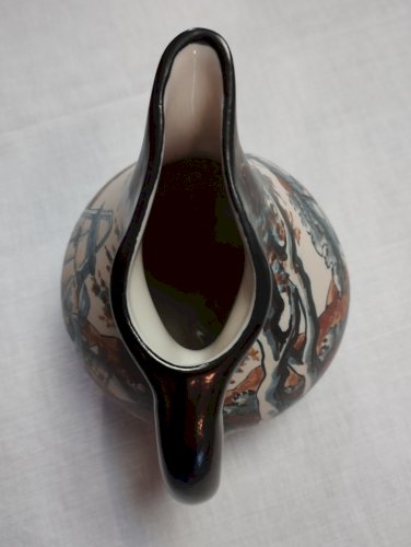 Poterie De Ciboure. Poterie de Ciboure en grès. Décor de femme basque à la fontaine avec sa cruche à eau, réalisé par Madeleine Moreau pendant la période Rodolphe Fischer - 1958 /1975 -.