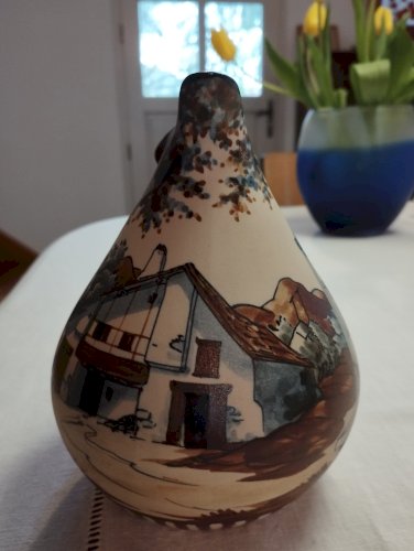 Poterie De Ciboure. Poterie de Ciboure en grès. Décor de femme basque à la fontaine avec sa cruche à eau, réalisé par Madeleine Moreau pendant la période Rodolphe Fischer - 1958 /1975 -.