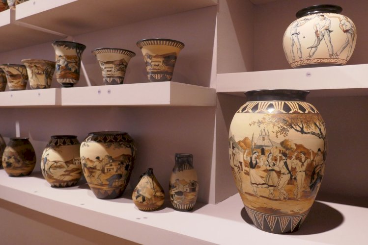 Poterie De Ciboure. Poterie de Ciboure en grès. Décor de femme basque à la fontaine avec sa cruche à eau, réalisé par Madeleine Moreau pendant la période Rodolphe Fischer - 1958 /1975 -.