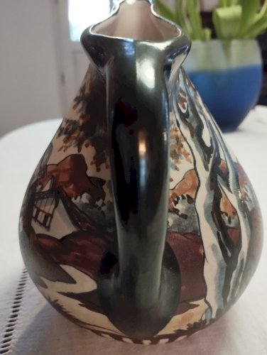 Poterie De Ciboure. Poterie de Ciboure en grès. Décor de femme basque à la fontaine avec sa cruche à eau, réalisé par Madeleine Moreau pendant la période Rodolphe Fischer - 1958 /1975 -.