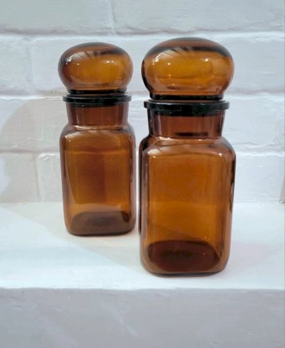 Pots d'apothicaire en verre ambré
