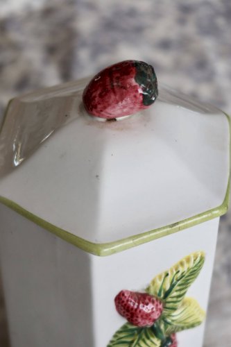 Pots de conservation vintage faïence et barbotine – Motifs fraise et olive