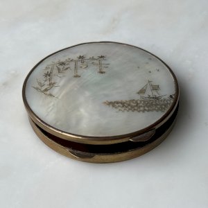 Poudrier indochinois en nacre 1930 finement gravé M3971