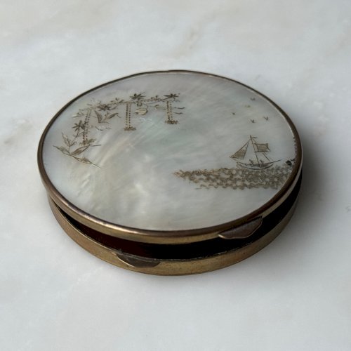 Poudrier indochinois en nacre 1930 finement gravé M3971