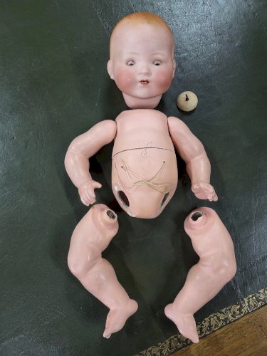 POUPEE ANCIENNE A RESTAURER TETE EN PORCELAINE  N°1