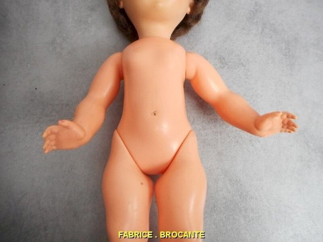POUPEE ANCIENNE EN PLASTIQUE MARQUE BELLA