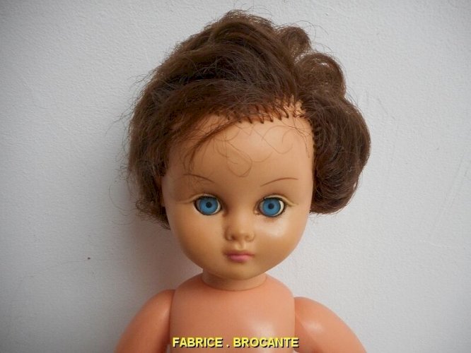 POUPEE ANCIENNE EN PLASTIQUE MARQUE BELLA