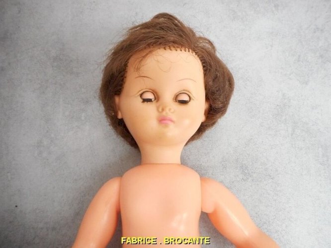POUPEE ANCIENNE EN PLASTIQUE MARQUE BELLA