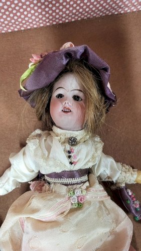 POUPEE ANCIENNE SFBJ 60 PARIS 12/0 AVEC OMBRELLE