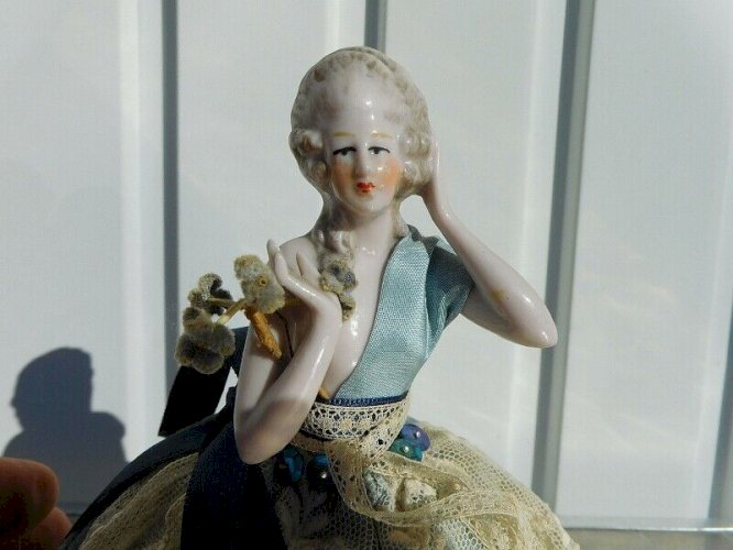 POUPEE HABILLEE AVEC UN BUSTE EN PORCELAINE EN BOITE