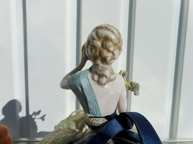 POUPEE HABILLEE AVEC UN BUSTE EN PORCELAINE EN BOITE