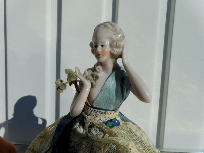 POUPEE HABILLEE AVEC UN BUSTE EN PORCELAINE EN BOITE