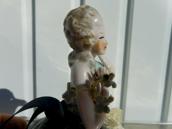 POUPEE HABILLEE AVEC UN BUSTE EN PORCELAINE EN BOITE