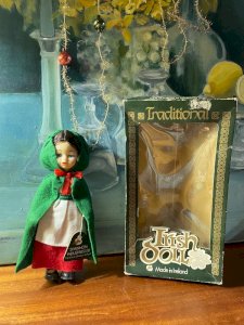 Poupée Irlandaise en boîte vintage