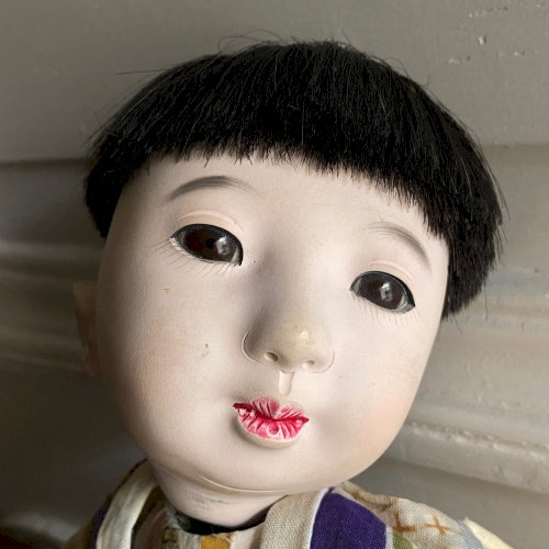 Poupée japonaise en carton bouilli début XXe vêtements d'origine M3746