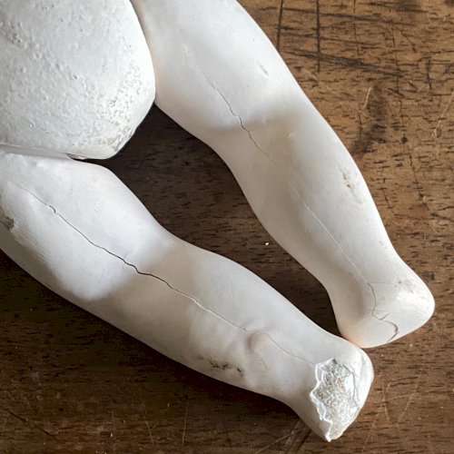 Poupée japonaise en carton bouilli début XXe vêtements d'origine M3746